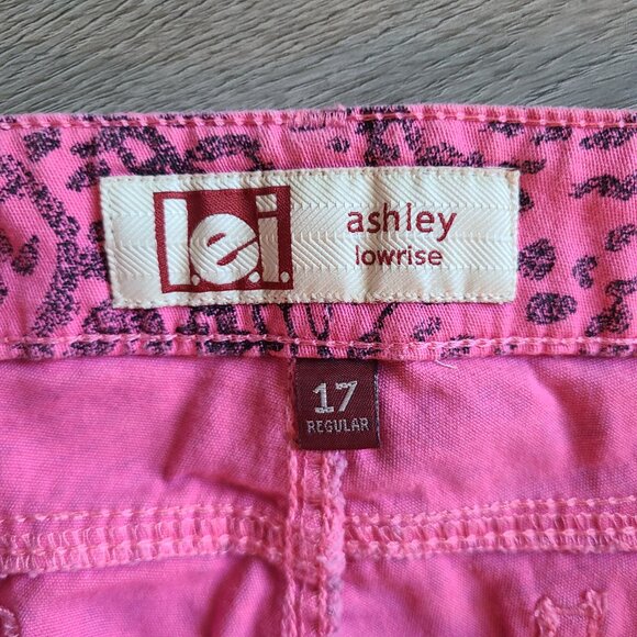 Size 17 Hot Pink Animal Print Denim Shorts - Picture 2 of 2